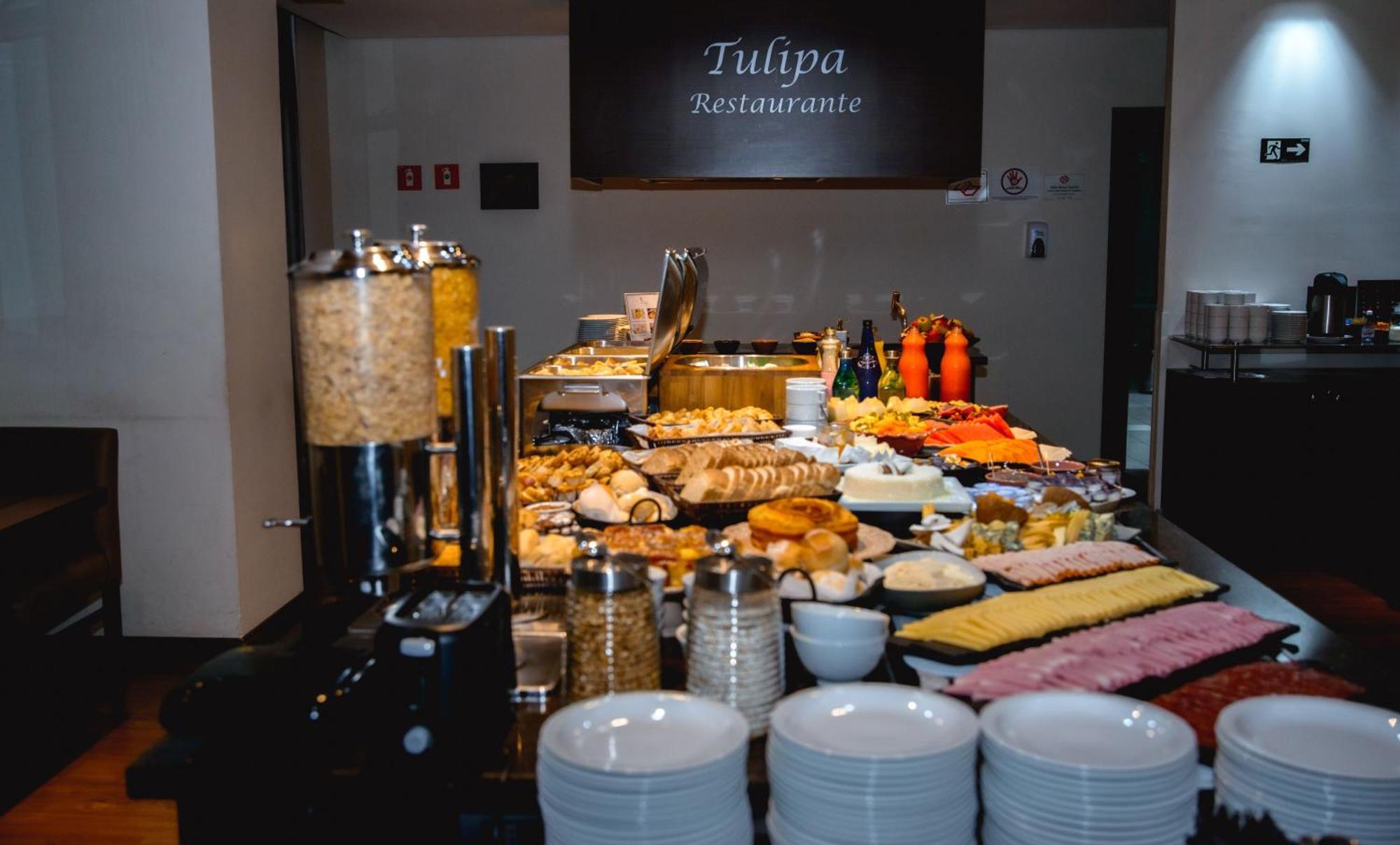 Radisson Alphaville Barueri Exteriör bild A buffet at a restaurant