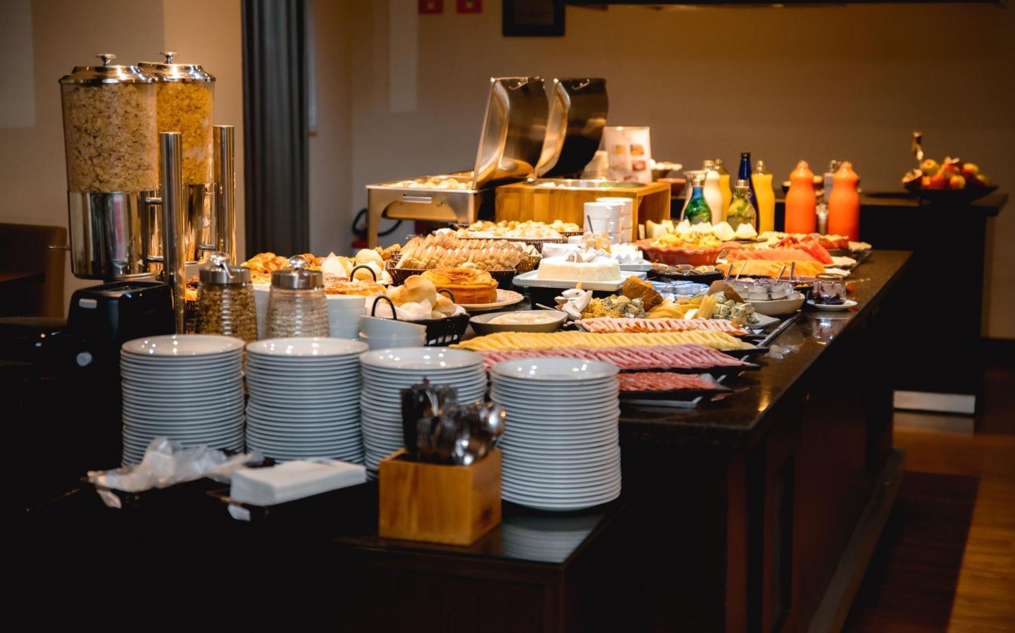 Radisson Alphaville Barueri Exteriör bild A buffet at a hotel