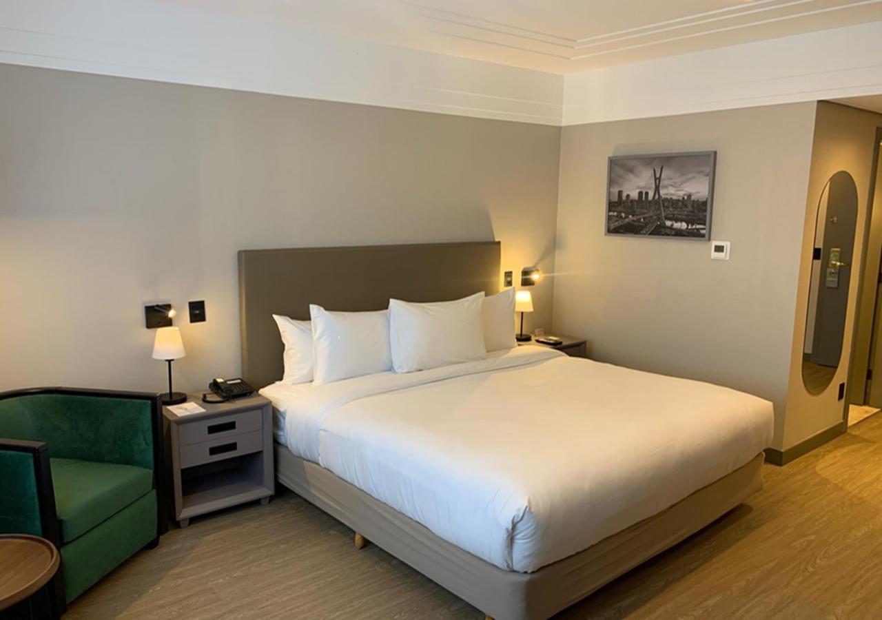 Radisson Alphaville Barueri Exteriör bild A room at the hotel