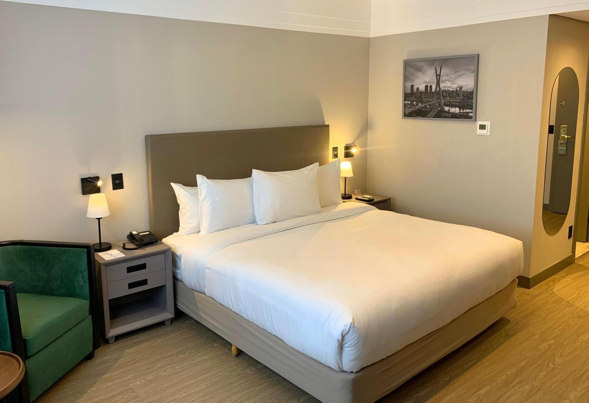 Radisson Alphaville Barueri Exteriör bild A room at the hotel