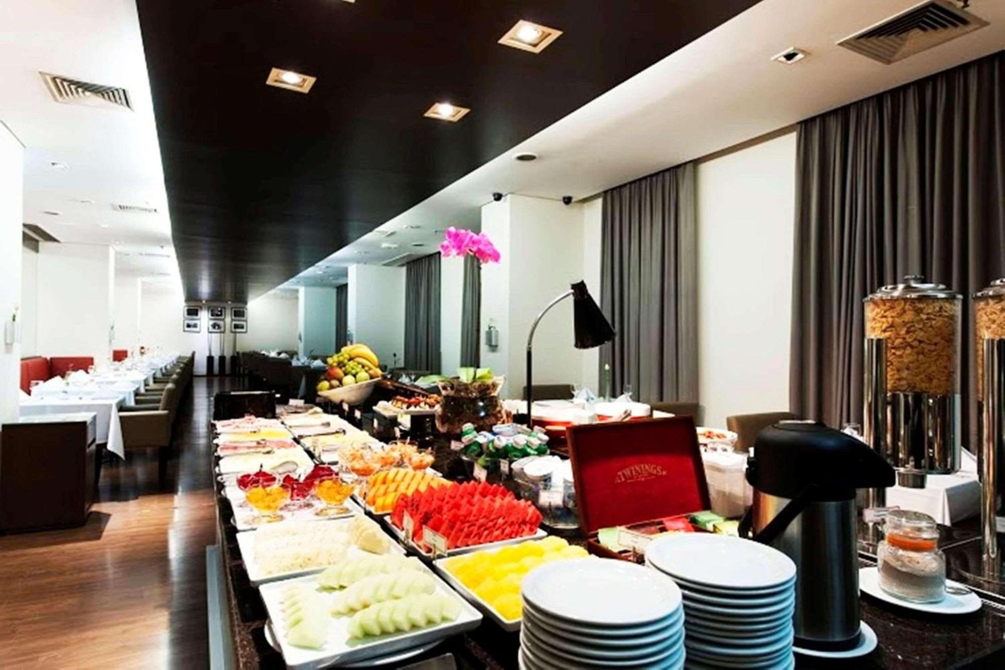 Radisson Alphaville Barueri Exteriör bild A buffet at a hotel