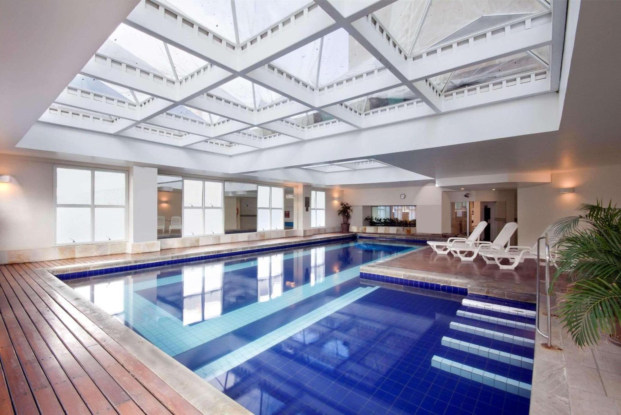 Radisson Alphaville Barueri Exteriör bild The pool at the hotel